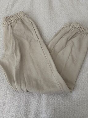 brandy melville jogger sweatpants  one size   details: -no flaws  -comfy  -jogge